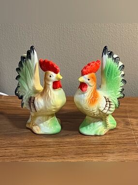 Vintage 50s 60s Japan Ceramic Rooster Salt & Pepper Shakers Colorful